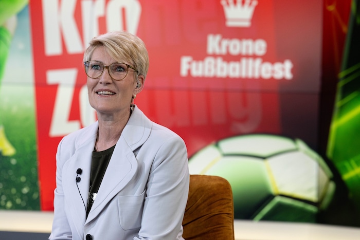 Gerlinde Wohlauf von den Österreichischen Lotterien gratuliert Marco Sulzner.