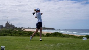 Sarah Schober auf dem traumhaft schönen Golfplatz in Wollongong.