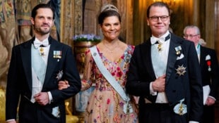 Kronprinzessin Victoria, Prinz Daniel und Prinz Carl Philip beim offiziellen Dinner (schwed.: Representationsmiddag) im Königlichen Schloss in Stockholm (Bild: SPA / dana press / picturedesk.com)