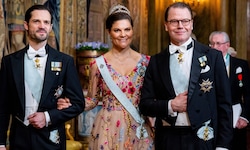Kronprinzessin Victoria, Prinz Daniel und Prinz Carl Philip beim offiziellen Dinner (schwed.: ...