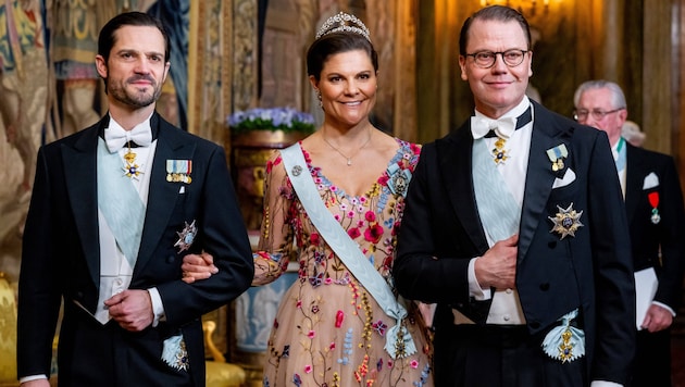 Kronprinzessin Victoria, Prinz Daniel und Prinz Carl Philip beim offiziellen Dinner (schwed.: Representationsmiddag) im Königlichen Schloss in Stockholm (Bild: SPA / dana press / picturedesk.com)