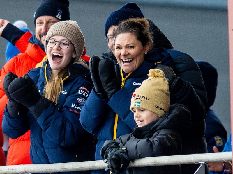 Kronprinzessin Victoria, Prinzessin Estelle und Prinz Oscar im März beim 50-km-Langlauf der Männer im Rahmen der Nordischen Skiweltmeisterschaft 2025 in Trondheim.  (Bild: SPA / dana press / picturedesk.com)