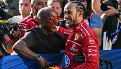 Lewis Hamilton jubelt mit Papa Anthony. (Bild: AFP/AFP or licensors)