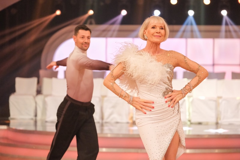 Heilwig Pfanzelter und Florian Gschaider tanzen eine Rumba zu „She’s the One“. (Bild: ORF/Thomas Ramstorfer)