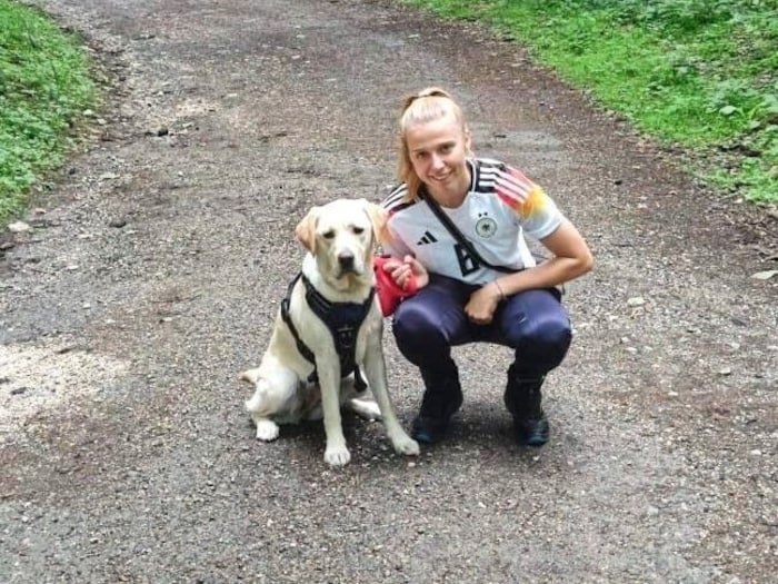 Lisa-Marie Bauer mit Labrador Emmi. Sie trägt hier ein Trikot von ihrem Vorbild Lena Oberdorf ...