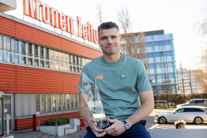 Robert Klauß mit dem Pokal.