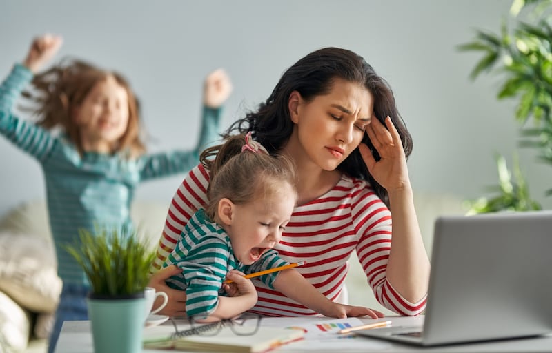 Als Mutter kleiner Kinder zu Hause zu arbeiten ist oft keine einfache Angelegenheit. (Bild: Konstantin Yuganov)