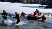 Mit vereinten Kräften und einem Raftingboot wurden die Frau und ihr Hund zurück auf sicheren ...