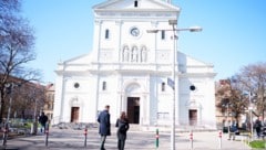 Mit einem Küchenmesser soll der Tatverdächtige auf seinen Kontrahenten am Vorplatz der ...