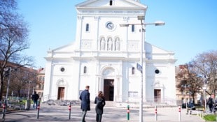 Mit einem Küchenmesser soll der Tatverdächtige auf seinen Kontrahenten am Vorplatz der ...