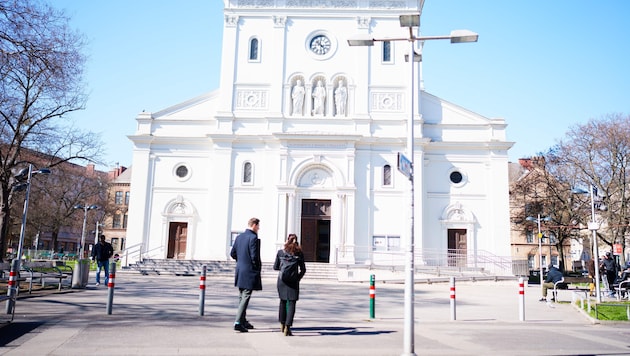 Mit einem Küchenmesser soll der Tatverdächtige auf seinen Kontrahenten am Vorplatz der ...