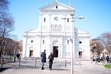 Mit einem Küchenmesser soll der Tatverdächtige auf seinen Kontrahenten am Vorplatz der ...