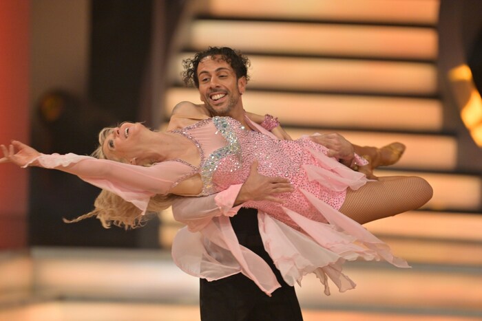 Simone Lugner und Danilo Campisi tanzen eine Rumba zu „Too Good at Goodbyes“.