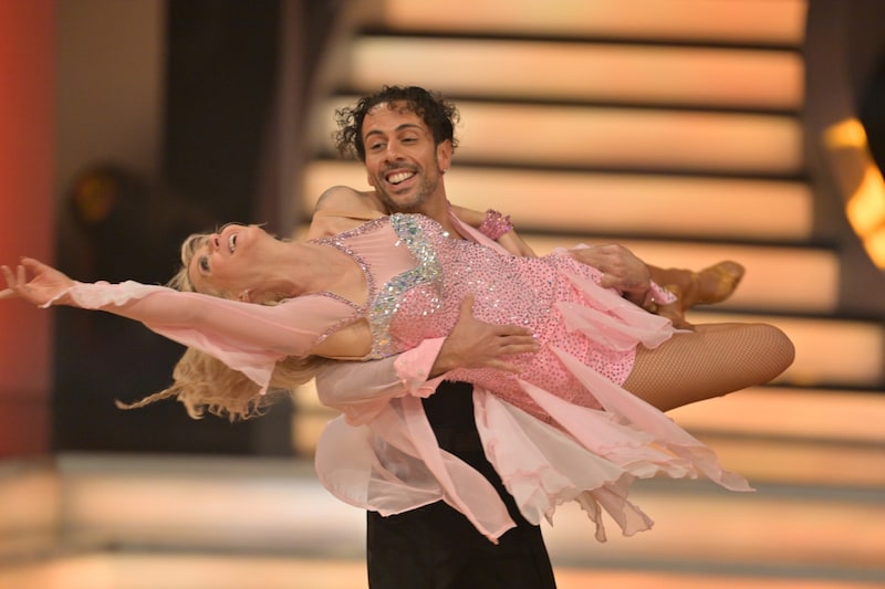 Simone Lugner und Danilo Campisi tanzen eine Rumba zu „Too Good at Goodbyes“. (Bild: ORF/Thomas Ramstorfer)