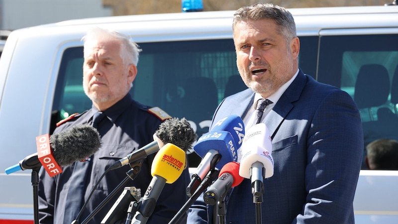 Joachim Huber (stellvertretender Landespolizeidirektor) und Michael Lohnegger (Leiter des steirischen Landeskriminalamts) informierten am Freitag die Medien.  (Bild: Jauschowetz Christian)