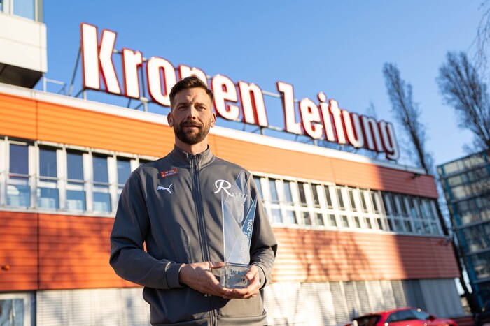 Guido Burgstaller mit der Trophäe
