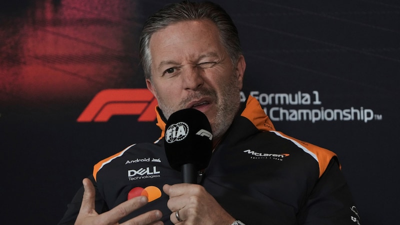 McLaren-Teamchef Zak Brown startete die Wechselgerüchte. (Bild: AP/Andy Wong)