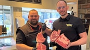 Der Linzer „Crazy Butcher“ Denis Dobric (li.) mit seinem Geschäftspartner Dejan Ilic, der das ...