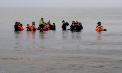 Kurdische Migranten aus dem Iran und dem Irak vor der nordfranzösischen Küste
