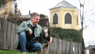 Wirtschaftsminister Wolfgang Hattmannsdorfer und „Tobi“. Der ehemalige Tierheimhund ist mittlerweile fast taub und sieht nicht mehr viel. (Bild: Wenzel Markus)