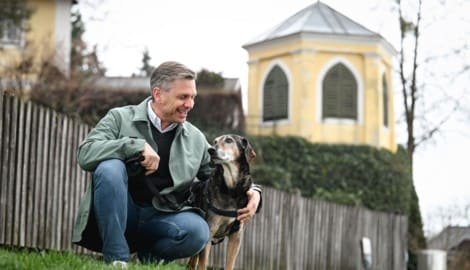 Wirtschaftsminister Wolfgang Hattmannsdorfer und „Tobi“. Der ehemalige Tierheimhund ist mittlerweile fast taub und sieht nicht mehr viel. (Bild: Wenzel Markus)