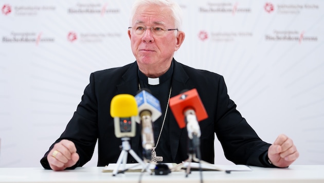 Der Vorsitzende der Bischofskonferenz, Franz Lackner, auf der Pressekonferenz am Freitag. (Bild: APA/EVA MANHART)