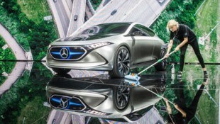 Mercedes-Benz will bis zu 30.000 Stellen abbauen. (Bild: AP/Frank Rumpenhorst)