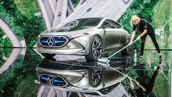 Mercedes-Benz will bis zu 30.000 Stellen abbauen. (Bild: AP/Frank Rumpenhorst)