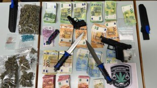 Waffen, Bargeld und Drogen wurden sichergestellt.