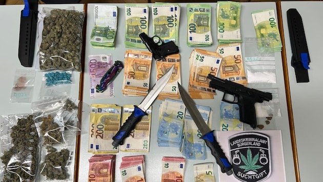 Waffen, Bargeld und Drogen wurden sichergestellt. (Bild: LPD Bgld.)