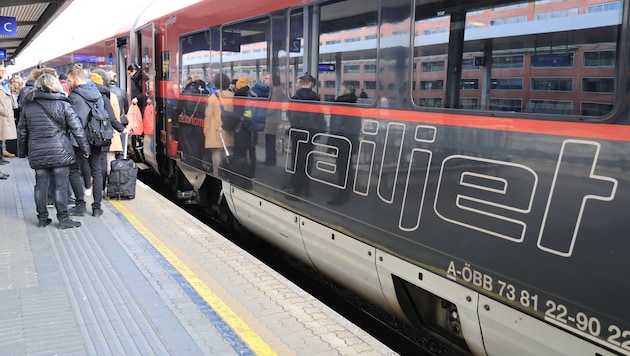 Wegen Sanierungsarbeiten in Deutschland müssen auch Reisende in Österreich mit Umleitungen, längeren Fahrzeiten und Planänderungen rechnen. (Bild: Birbaumer Christof)