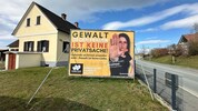 Plakate wie diese stehen aktuell in der Oststeiermark und setzen ein Zeichen gegen Gewalt an ...