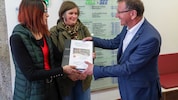 Christine Brüggl (links) übergab den dicken Ordner an SPÖ-Bürgermeister Andreas Wimmreuter.