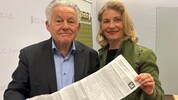 Seniorenbundobmann Josef Pühringer zeigt mit Apotheker-Chefin Ulrike Mursch-Edlmayr einen ...