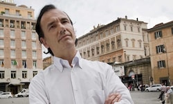 Tommaso Debenedetti stellte die Meldung über den Tod von Papst Franziskus auf die ...