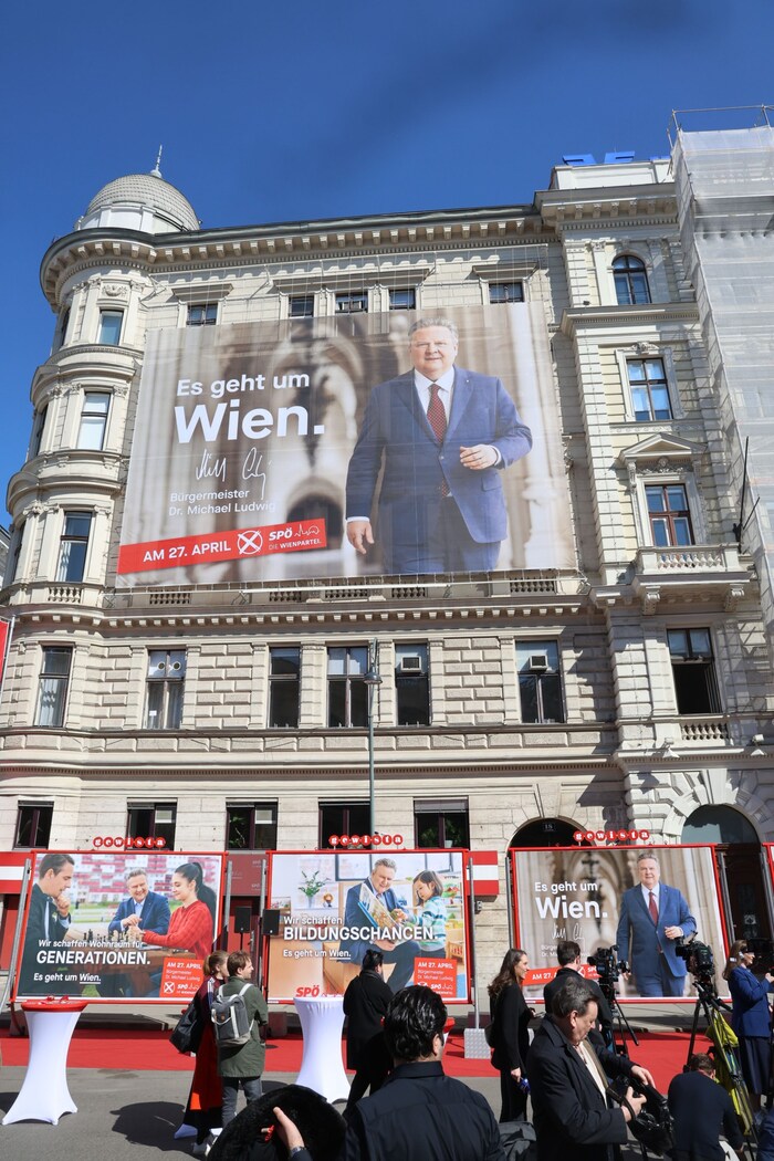 Auf der Fassade der SPÖ-Zentrale in der Löwelstraße hängt wieder das größte Wahlplakat.
