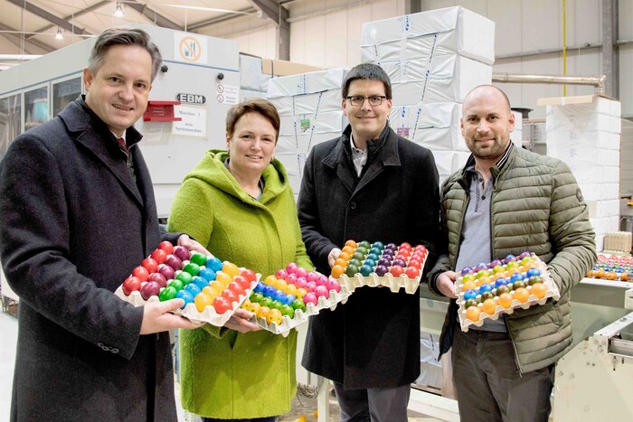 Heimischen Bauern mit Schmuckenschlager (li.) und Schrall (re.) an der Spitze lehnen Eierexporte ...