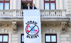 Von links: Judith Pühringer und Leonore Gewessler protestieren gegen den Lobau-Tunnel.