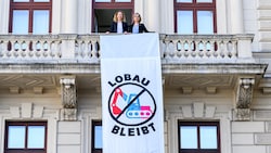 Von links: Judith Pühringer und Leonore Gewessler protestieren gegen den Lobau-Tunnel.