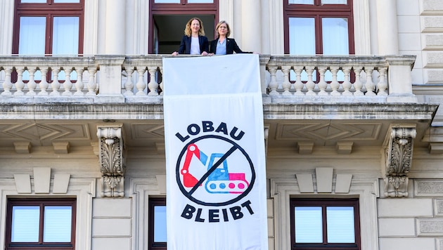 Von links: Judith Pühringer und Leonore Gewessler protestieren gegen den Lobau-Tunnel. (Bild: APA/MAX SLOVENCIK)