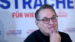 Heinz-Christian Straches „Team HC Strache“ zieht mit dem Slogan „unser Wien retten“ in den Wahlkampf für die Wien-Wahl. (Bild: APA/ROLAND SCHLAGER)