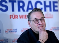 Heinz-Christian Straches „Team HC Strache“ zieht mit dem Slogan „unser Wien retten“ in den Wahlkampf für die Wien-Wahl. (Bild: APA/ROLAND SCHLAGER)