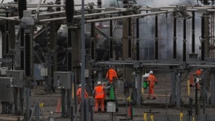 Am Flughafen London-Heathrow hat ein Brand in einem Umspannwerk zu einem Stromausfall geführt. (Bild: AP/Kirsty Wigglesworth)