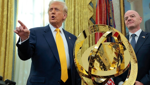 US-Präsident Donald Trump und FIFA-Boss Gianni Infantino mit dem Pokal. (Bild: AP/2025 Getty Images)