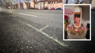 Am Unglücksort, auf der Laxenburgerstraße, sind noch immer Spuren der Tragödie sichtbar – Markierungen der Polizei, am Asphalt. Die Eltern des Buben haben in ihrer Wohnung einen Altar aufgebaut, zum Gedenken an ihn. (Bild: Krone KREATIV/Alexander Bischofberger-Mahr und zVg)