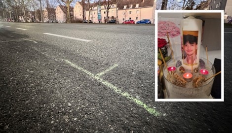 Am Unglücksort, auf der Laxenburgerstraße, sind noch immer Spuren der Tragödie sichtbar – Markierungen der Polizei, am Asphalt. Die Eltern des Buben haben in ihrer Wohnung einen Altar aufgebaut, zum Gedenken an ihn. (Bild: Krone KREATIV/Alexander Bischofberger-Mahr und zVg)