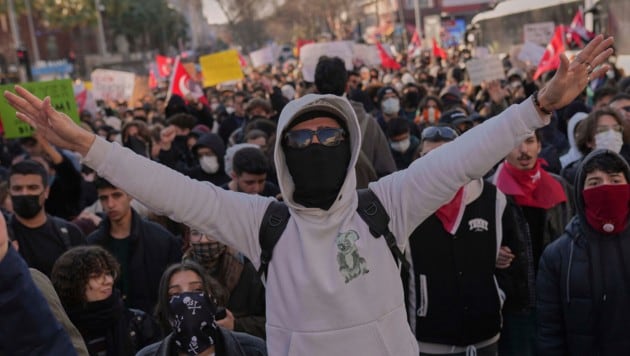 In der Türkei wurden am Freitag den dritten Tag in Folge regierungskritische Proteste durchgeführt. (Bild: AP/Francisco Seco)