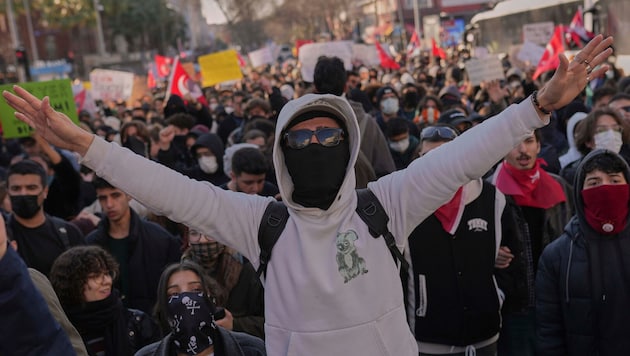 In der Türkei wurden am Freitag den dritten Tag in Folge regierungskritische Proteste durchgeführt. (Bild: AP/Francisco Seco)