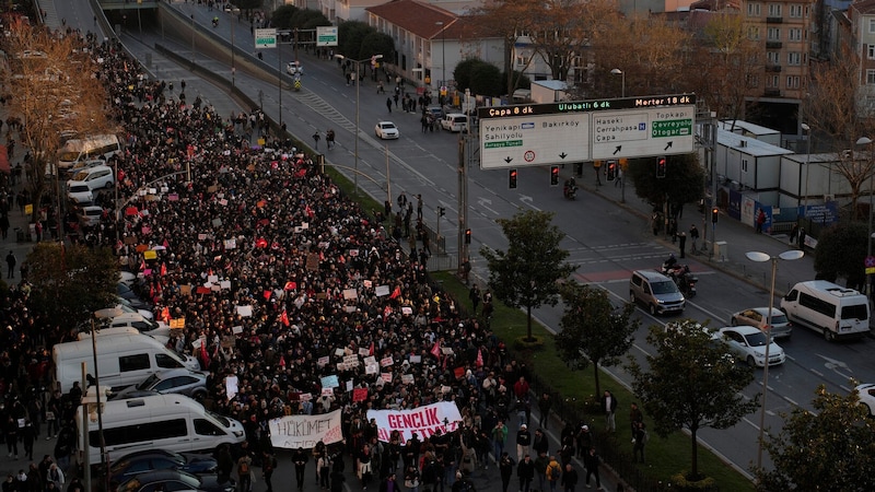 Seit Tagen wird in der Türkei gegen die Regierung protestiert. (Bild: AP/Emrah Gurel)