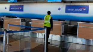 Mehr als 200.000 Passagierinnen und Passagiere waren am Freitag von dem Stromausfall am Flughafen London-Heathrow betroffen. (Bild: AP/Nam Y. Huh)